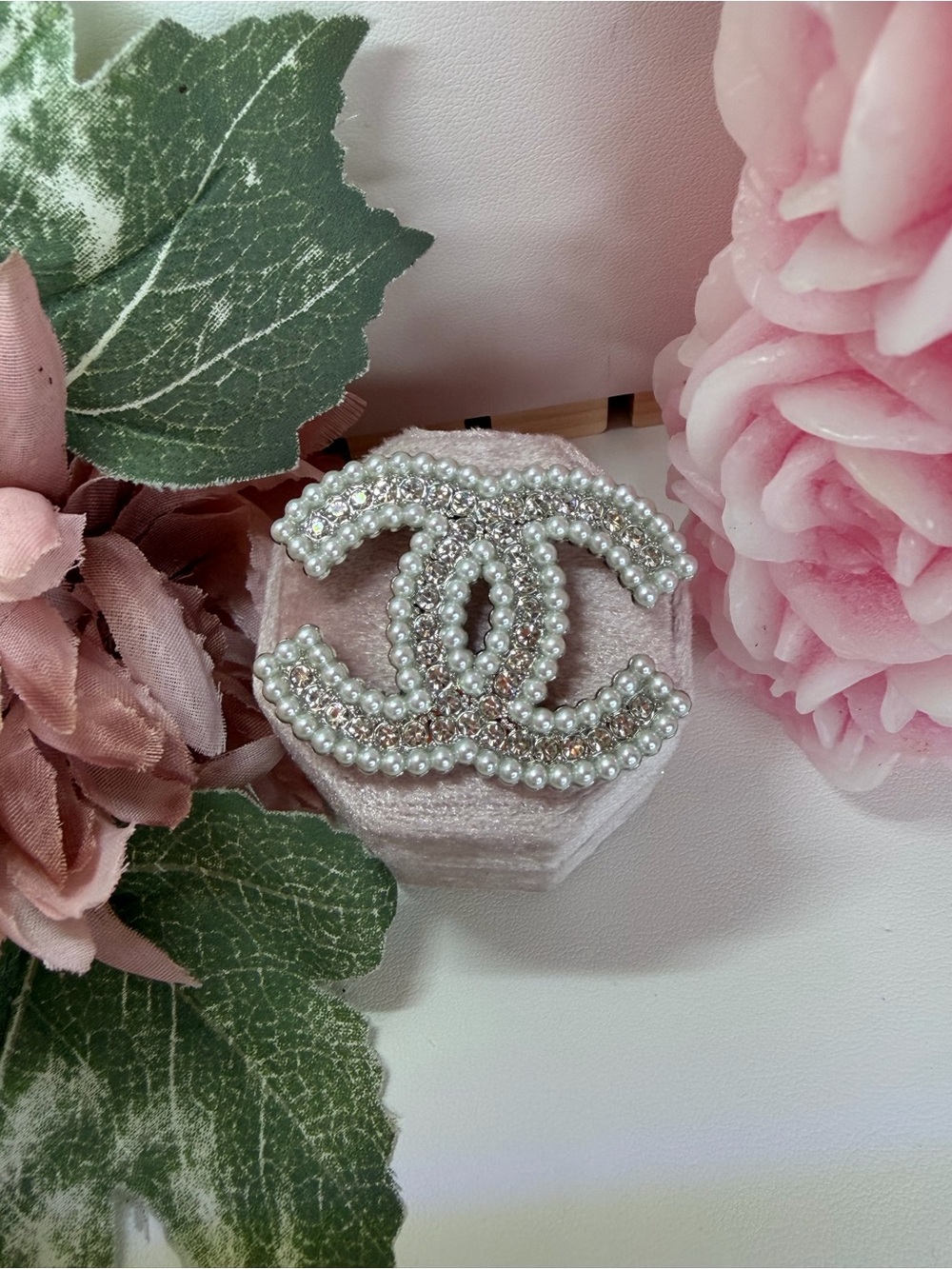 Pearl & Pave filled prelobed brooch in great condition classy elegant high class